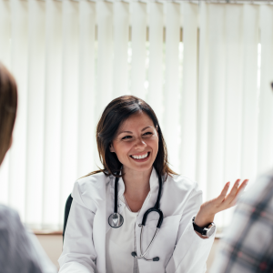 Doctor-consulting-with-couple-1-2048x1024